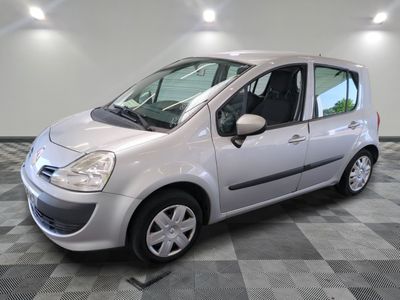 la photo d'une petite voiture argentée garée dans un garage