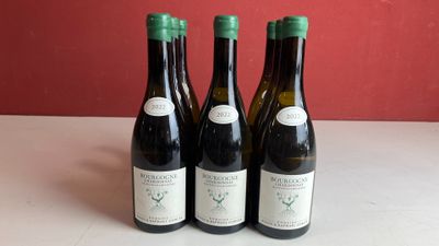 trois bouteilles de vin posées sur une table l'une à côté de l'autre