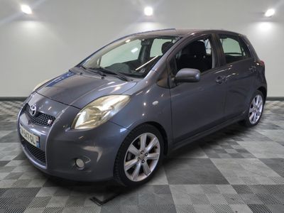 une photo d'une Toyota Aygo grise garée dans un garage