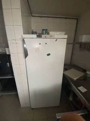 VENTE SUR DESIGNATION - LOT 10 - Une armoire congélateur une…