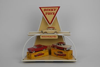 trois petites voitures posées sur une étagère