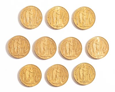 six souverains d'or sont disposés en cercle sur une surface blanche