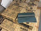 une pile de cartons posée sur une palette en bois