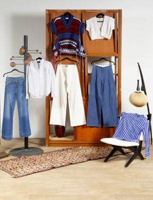 une photo d'un placard avec des vêtements sur des cintres