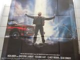 une grande affiche représentant un homme tenant une épée, accrochée au mur