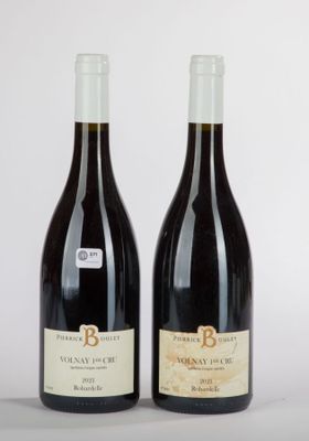 deux bouteilles de vin posées l'une à côté de l'autre sur une table