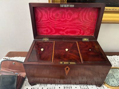une petite boîte en bois à trois compartiments posée sur une table
