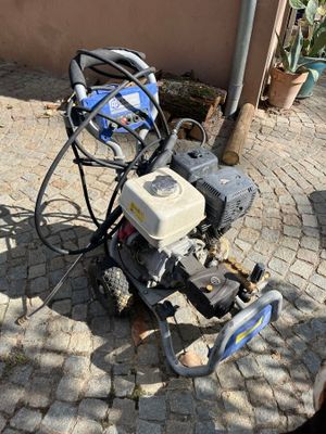 une petite machine posée sur le sol