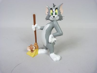 une figurine représentant un chat avec un balai et une souris
