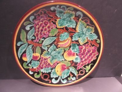 une assiette décorative sur laquelle est représenté un panier de fruits