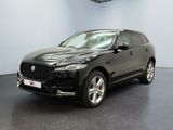un SUV Jaguar noir garé dans un showroom