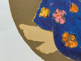 un tableau représentant une femme vêtue d'une robe bleue ornée de fleurs