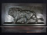 une statue de lion posée sur une étagère