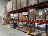 un grand entrepôt rempli de boîtes et de palettes