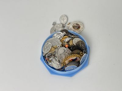 un bol bleu rempli de pièces d'argent et d'or