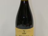 la bouteille de vin est posée sur la table à côté du mur