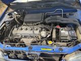 vue aérienne d'une voiture dont le capot est ouvert, laissant apparaître le moteur