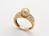 une bague en or sertie d'une perle et de diamants