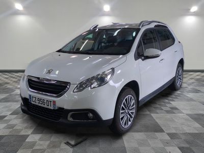 la petite voiture blanche est garée dans une grande pièce