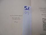un livre ouvert avec une feuille de papier collée sur le côté