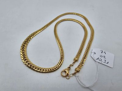 un collier plaqué or muni d'une chaîne qui y est fixée