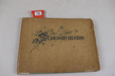 une boîte sur laquelle est dessiné un motif, posée sur une table
