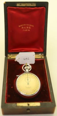 une petite montre de poche en argent dans un étui rouge