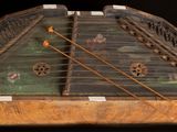 un instrument de musique très ancien posé sur une table