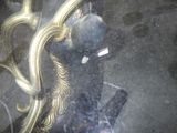 un chat assis sur une chaise devant un miroir