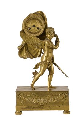 une statue représentant un homme tenant une horloge posée sur un socle