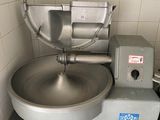 une photo d'un mixeur dans une cuisine aux murs carrelés