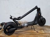 une trottinette posée sur une table en bois