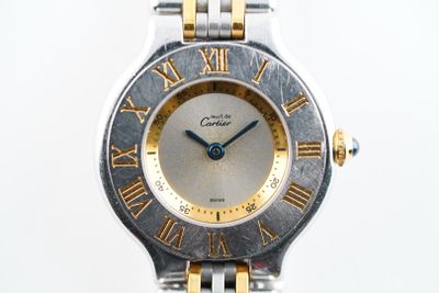 une montre-bracelet en argent et en or, ornée de chiffres romains