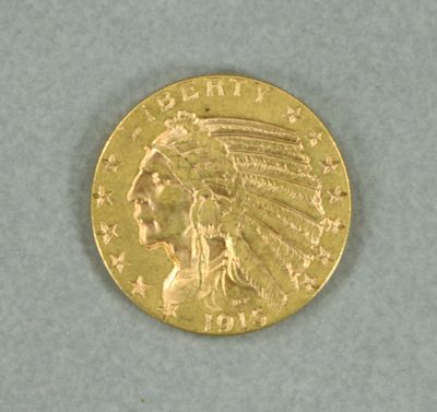 un gros plan d'une pièce d'or à l'effigie d'un Indien