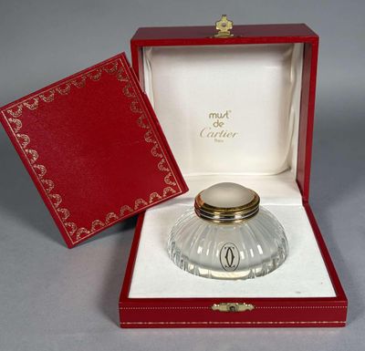 une boîte rouge contenant un flacon de parfum en verre