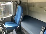 un siège bleu à l'arrière d'un bus