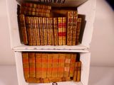 de nombreux livres anciens sur une étagère dans un coin de la pièce