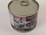 une boîte de nourriture pour chat posée sur une table