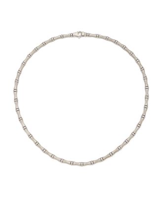 un collier en or blanc et diamants sur fond blanc