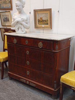 Commode en placage de ronce de noyer ouvrant par quatre tiro…