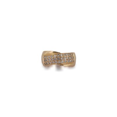 une image d'une bague en or avec des diamants sur un fond blanc