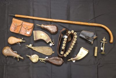 un grand nombre d'objets différents sur une table