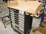 une photo d'un établi dans un garage, sur lequel sont posés de nombreux outils