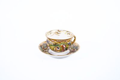 une image représentant une tasse à thé et sa soucoupe posées sur une soucoupe