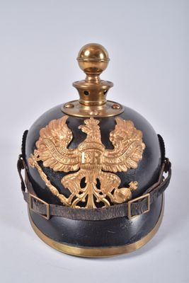 un casque noir et doré orné d'un aigle doré