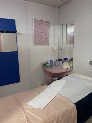 une pièce avec un lit et un miroir