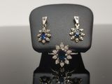 un gros plan d'un ensemble composé d'un collier et de boucles d'oreilles, présenté sur un présentoir
