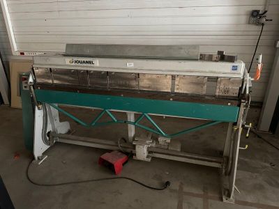 an image of a machine that is sitting in a garage