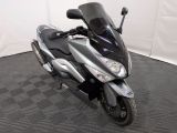 une moto qui est garée dans une pièce dont le sol est en damier
