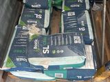 Des cartons de papier toilette sont empilés les uns sur les autres sur une palette